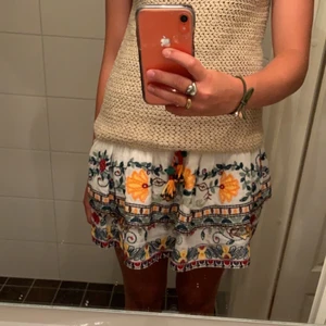 Broderad kjol med volang - Volang kjol med broderade detaljer ifrån Zara! Köpte i vintras på Zaras hemsida för ungefär 400 kr! (Säljer eftersom den inte längre kommer till användning…)