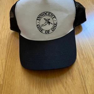 One Of One keps svart (onesize) - En svart keps från One Of One, onesize, använd fåtal gånger skicket är lika bra som nyskick. Köparen står för frakten. 