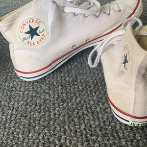 Converse vita - Höga vita Converse. Köpta på Plick men säljer då de inte passade. Väldigt bra skick endast lite smutsiga i tyget på några ställen.