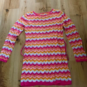 Klänning - Jag säljer just nu denna jätte populära klänningen då den är lite för stor för mig, säljer för 300. Man behövde välja frakt alternativ men jag tänker att jag köper en blå påse för 42kr så blir de fraktkostnaden 