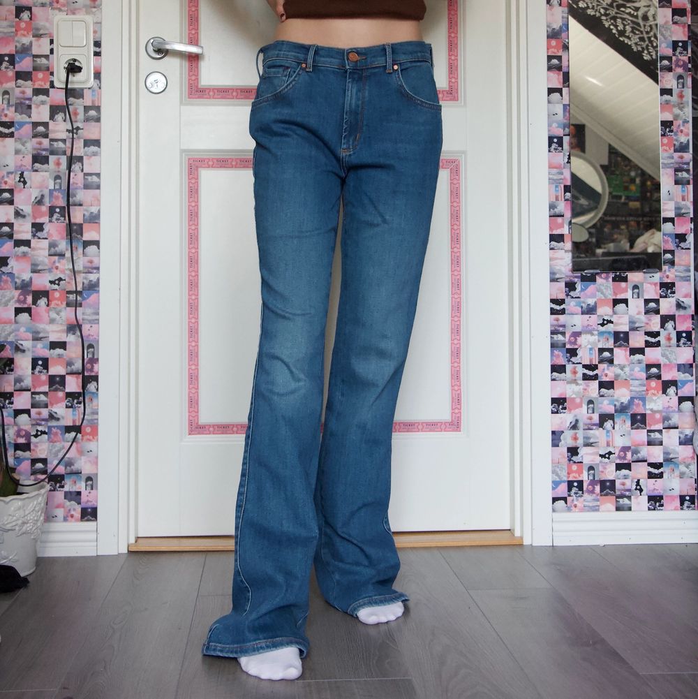 Jättefina flare jeans i nyskick. För stora för mig. Ca 110 cm i längd. . Jeans & Byxor.