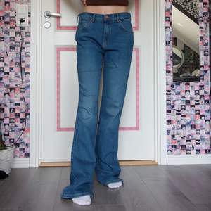 Jättefina flare jeans i nyskick. För stora för mig. Ca 110 cm i längd. 