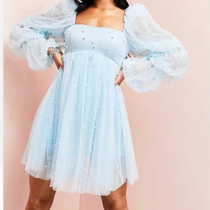 Mini klänning - En jättefin miniklänning från ASOS. Endast använd två gånger. Säljer för 850kr exklusive frakt. Nypris 1099kr.