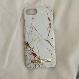 Marmormobilskal - Superfint marmormobilskal. Passar inte längre till min mobil. Passar till IPhone 6-8. 