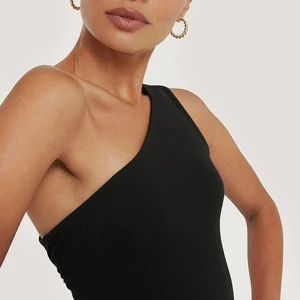 One Shoulder Topp🦋 - Ett fin helt oanvänd svart linne med one shoulder från NA-KD. Storleken är XS men den är för stor på mig så jag skulle säga att den passat mer likt S eller M, hör av dig ifall du är intresserad🦋