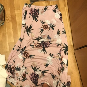 Midi/ maxi kjol   - Härligt rosa midi eller maxikjol beroende på bärares längd. Elastisk midja. Använd en gång. 