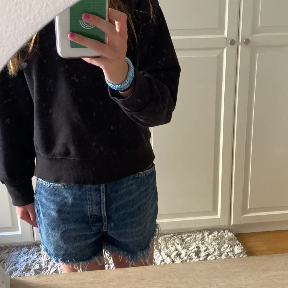 Intressekoll på mina blå shorts från zara! Undrar om någon kan buda högre än 150 kr, då kanske jag vill sälja de. 💘. Shorts.