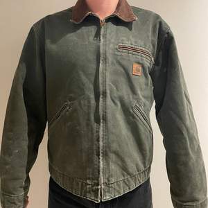 Vintage Carhartt jacka, storlek M/L, lite missfärgad