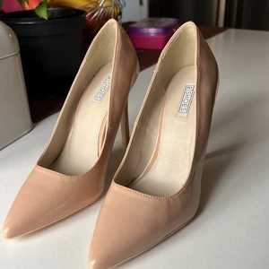 NLY klackar - Super fina å enkla klackar från Nelly, använda en gång nytt skick,  köptes för 449kr men säljes för 300kr frakt ej inkluderat. Fraktdetaljerna nedan är icke korrekt, hör av dig privat om du har några funderingar 😇