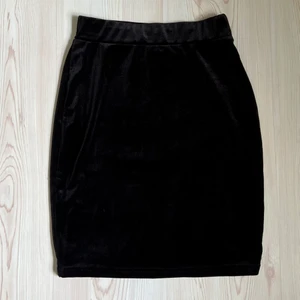 Svart kjol i sammet från Rebecca Stella - Supersnygg kjol i väldigt gott skick. Endast använd ett fåtal gånger. Storlek XS