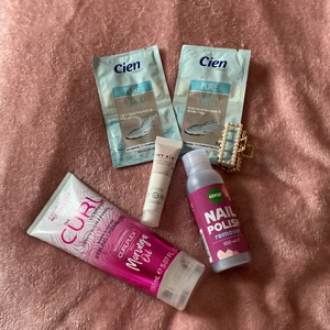 Ett helt sett med saker  - Ett helt sett med 4 ansiktsmasker och ett nagellacksborttagning, en kräm för håret och ett kräm för ansiktet 