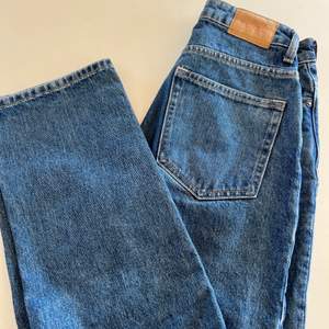 Fina blå voyage jeans från weekday, använda fåtal gånger. Mycket fint skick! De är bra längd på mig som är 164cm. Frakten ingår i priset 🤍  Hör av er vid frågor eller fler bilder!
