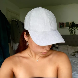 Grå keps - Säljer denna grå keps i något mocka-liknande material. Passar en mindre huvudform. Läs bio! 🥰