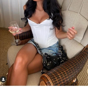 Korsett från zara - Från @marigonakadr på instagram. Säljer denna korsetten från zara då den tyvärr är för stor för mig. Helt ny med lappar kvar.