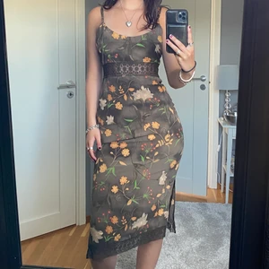 Lång mönstrad klänning - Jättefin lång klänning, knappt använd!  Dragkedja i ryggen, slits på båda sidorna, spetsliknande tyg vid midja och längst ner 🫶🏻 Märket heter hype❤️