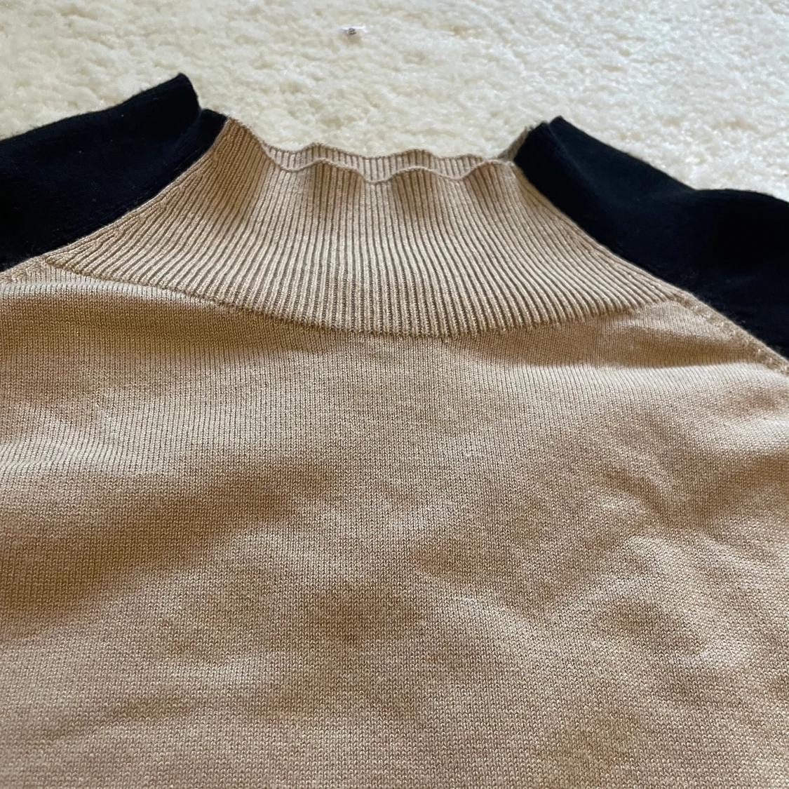 En stickad svart, beige tröja  - 91