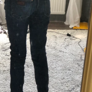 Märkes byxor!! - Lite stora för mig. Tråkigt för jag gillar dom. Jag är 1,66 typ och dom är lite långa också för mig. Skriv till mig för mer info🤍