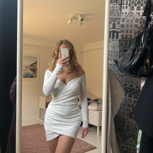 Vit klänning - Vit klänning som är perfekt till avslutning eller student, eller som festklänning