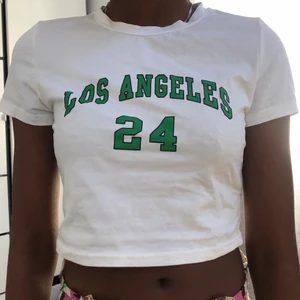 topp<3 - en vit topp med grön ”los angeles” text, som har sällan använts och är därför i bra skick💚