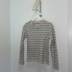 Elegant vit tröja  - Vit tröja med silver detalj från NEWCASTLE Storlek M( men är liten -S)  