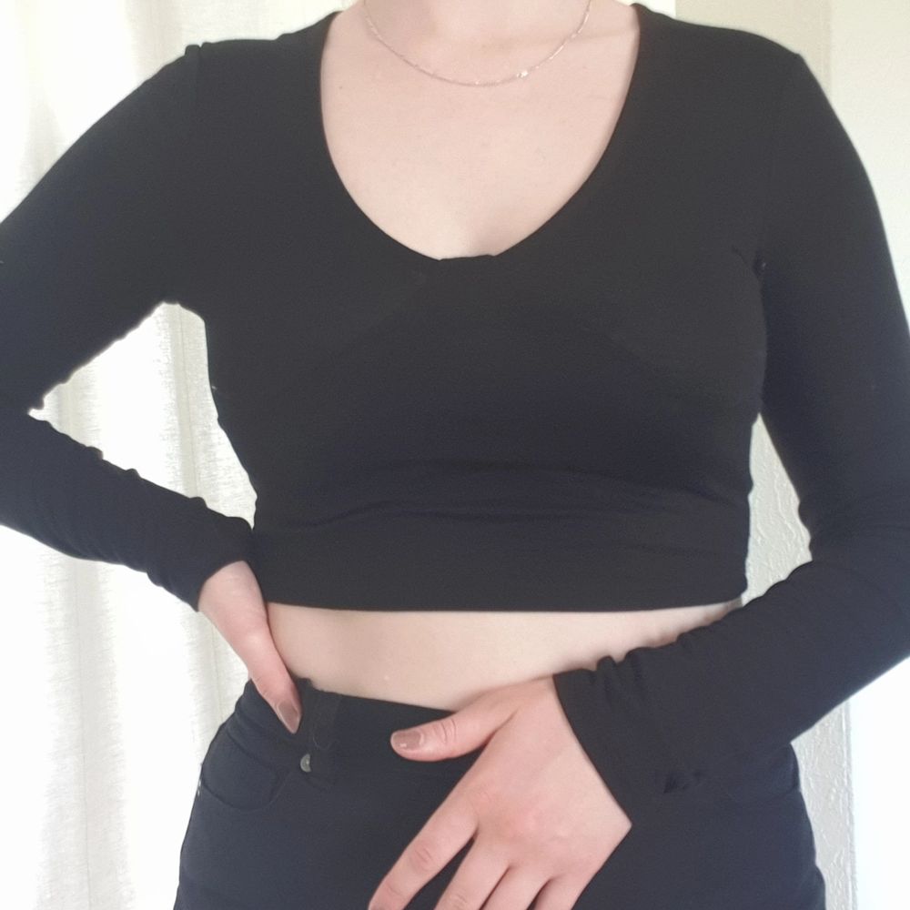 Croptop som aldrig använts. Skönt material. 51 kronor frakt tror jag, om inte det går billigare, beroende på vad det väger😊. Toppar.