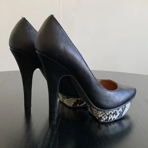 Tiamo pumps stl 36 - Snygga klackar från svenska Tiamo.  Pumps med stilettklack och platå med ormskinsmönster, använda fåtal gånger.  Storlek: 36 Klackhöjd: ca 11 cm Platåhöjd: ca 2,5 cm