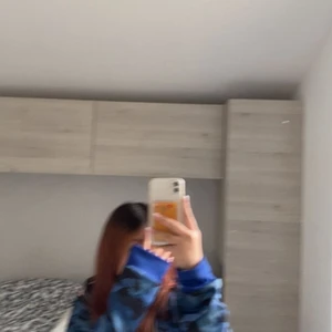 ”bape” hoodie - intressekoll. köpt här på plick för 400kr typ, använd 1 gång. vill sälja den för att den är för lång på mig. 