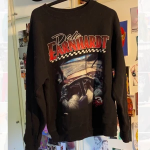 Sweatshirt med tryck - En ganska tjock svart sweatshirt med tryck. Rätt så bra skick. Storlek medium 