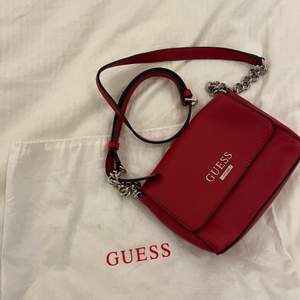 En super fin röd guess väska som är använd 2-3 gånger. Inga skador eller något liknade.