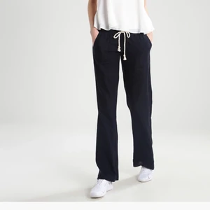 Roxy linnebyxor - Säljer mina svarta linnebyxor från Roxy! Storlek L men de är små i storleken så passar M med! Köpta för 600kr🤗