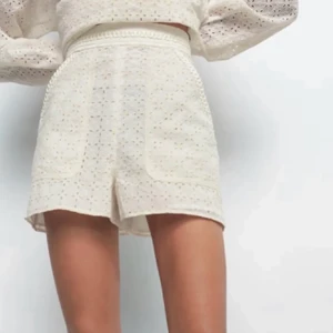 SÖKER ZARA shorts med hålbroderier beiga - Söker dessa shorts från zara SS22 i stl S