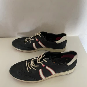 Ecco sneakers Strl 40 - Ecco Sneakers i riktigt bra skick Strl 40 Hej vi säljer märkes kläder och skor från bl.a reklamjobb och film och tv industrin, fotojobb mm. Skicket på det vi säljer är  *Ny *Nyskick *Bra skick 