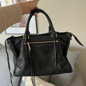 Rebecca Minkoff  - Fin & klassisk skinnväska med gulddetaljer - Från Rebecca Minkoff. En längre axelrem medföljer!!!  Kommer tyvärr inte till användning som jag önskar. Inga defekter. Nypris: 3000:- 🫶🏽