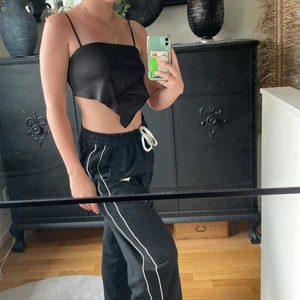 Svart Triangelformad topp - Aldrig använd.  Satin-material. 