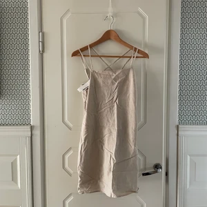 Beige linneklänning - En kort, somrig linneklänning som jag aldrig använt🥰