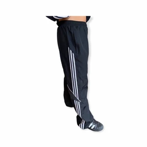 Adidas byxor  - Adidas trackpants:) köpta helt nya, säljer pga adidasöverflöd hehe  Strl L men passar typ alla storlekar 