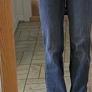 Snygga svarta jeans med slits🥰 - Tyvärr kommer dom ej till användning 