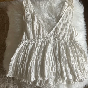 Volang topp - Säljer min volang topp i storlek M men den sitter bra på mig som är en Xs - S