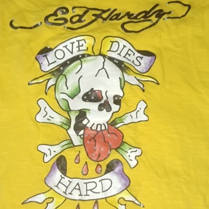 Snygg Ed hardy tisha - Skit cool Ed hardy T-shirt i storlek s. Jag skulle gärna behålla den men är i desperat behov av pengar och den e lite för liten så då blir den såld