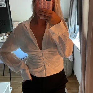 Vit skjorta - Säljer denna så fina vita skjorta från zara då den aldrig används. Passar inte mig så bra😢 storlek S💓💓