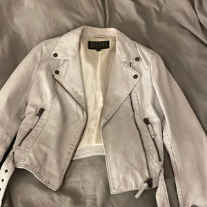 skinnjacka - säljer min supersnygga Jofama skinnjacka i bra skick, perfekt nu till sena sommarkvällar! kan mötas i stockholm annars står köparen för frakten. pris kan diskuteras💛