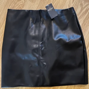 Hollister skinnkjol - kort kjol i skinnimitation från Hollister. Stretchig kvalitet.