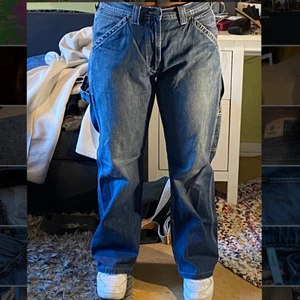 Lee Jeans - Ett par fina blå jeans från Lee. Bra skick. Storlek 42 ungefär. Frakt mellan 60-80kr