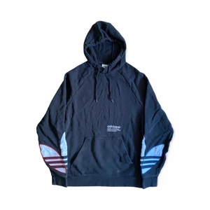 Svart Adidas luvtröja - En svart adidas hoodie i storlek M. I fint skick, inga fläckar eller slitage. Jätteskön hoodie! För mått var god kontakta mig. Frakt metod: PostNord spårbart 66 kr 📦 Samfraktar gärna!