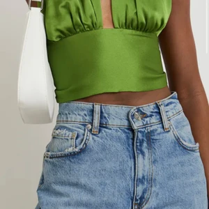 Topp - Säljer denna topp från gina tricot i storlek 40. Använd en gång, köparen står för frakten!