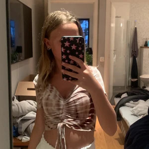 Söt topp ifrån SHEIN strl:XS - En super söt topp ifrån SHEIN som tyvärr inte kommer till användig hos mig längre. Den så kallade ”Schrunchen” i fram är reglerbar så man väljer hur mycket man vill visa!❣️