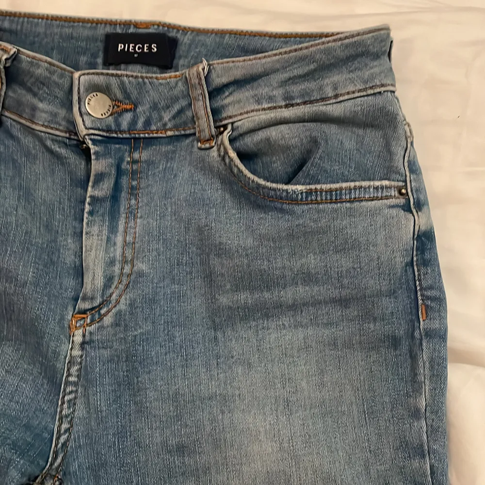 Fina tighta jeans i gott skick, säljer pga växt ur dem. Säg till om jag ska skicka bilder med dem på, pris kan diskuteras om du köper mer - kan mötas upp i Stockholm 🌸. Jeans & Byxor.