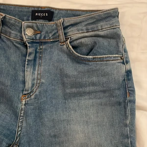 Jeans från Pieces - Fina tighta jeans i gott skick, säljer pga växt ur dem. Säg till om jag ska skicka bilder med dem på, pris kan diskuteras om du köper mer - kan mötas upp i Stockholm 🌸