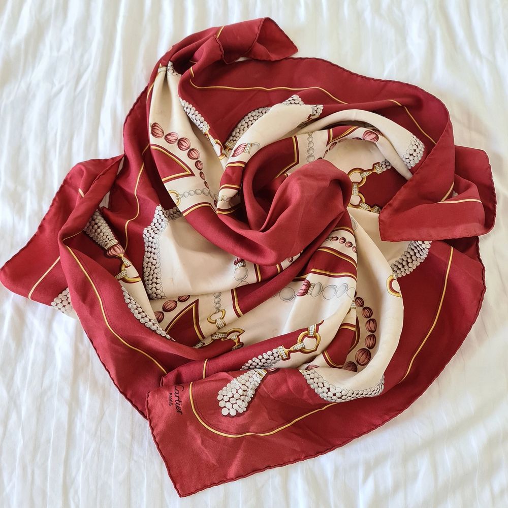Underbar vintage silkes scarf från Cartier i röd / vit färg. Lådan är tyvärr inte kvar. I gott skick, inga defekter och sömmarna intakta. Lätt missfärgning men kan tvättas bort.  Köparen står för frakten. 💌 Betalning sker genom swish.. Accessoarer.