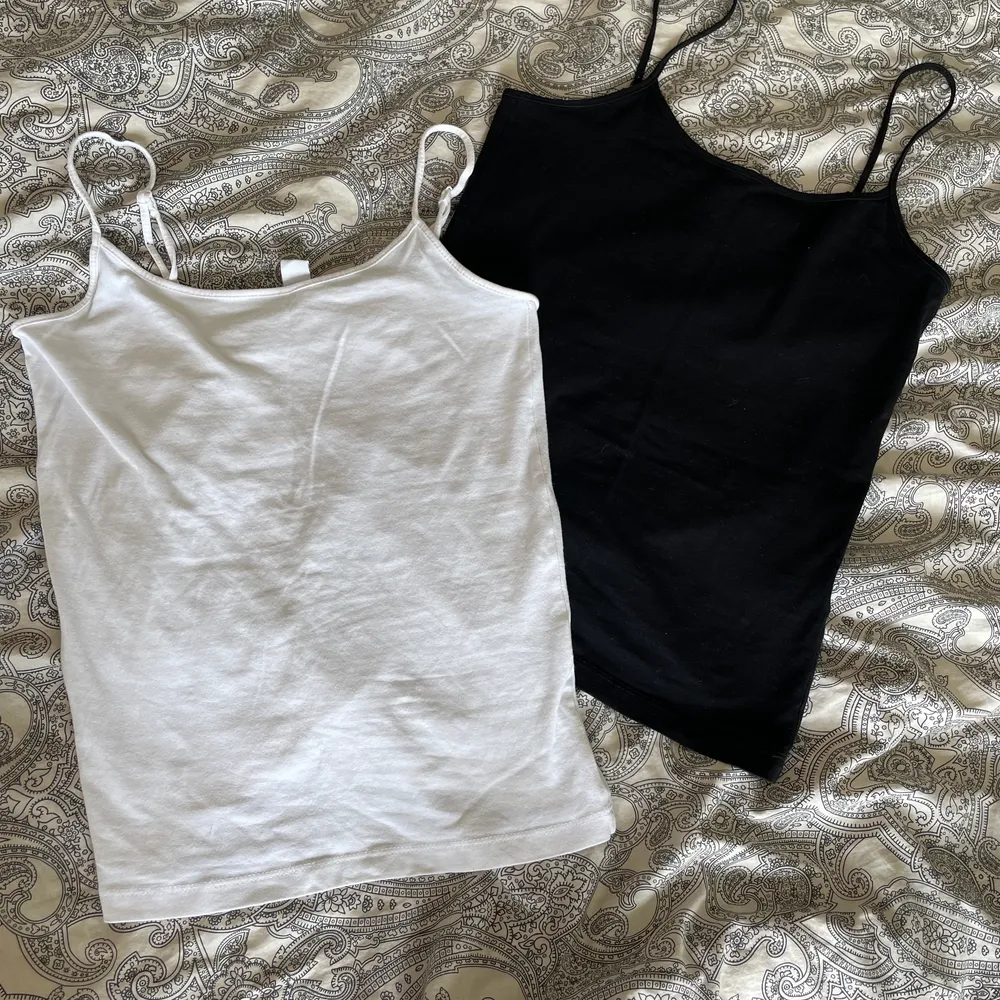 Ett svart och ett vitt linne säljs, båda i nyskick och köpta förra sommaren på New Yorker. Det vita linnet är endast testat och det svarta använt en gång och har därför klippt av lappen där bak. Båda linnena är exakt likadana. 50kr/st, det vita är sålt. . Toppar.